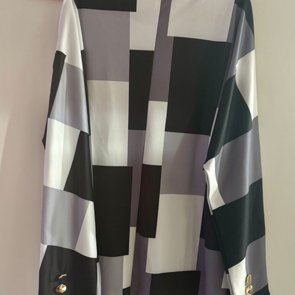 Two Polyester tops - Picture 7 of 11